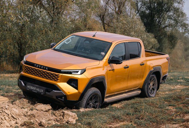 Автоновини: новий Toyota Hilux отримав гібрид 48V і сучасний салон