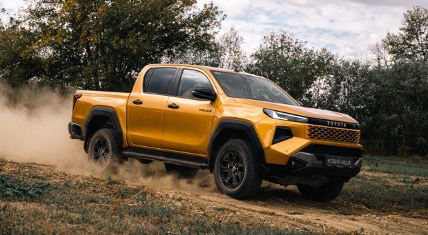 Автоновини: новий Toyota Hilux отримав гібрид 48V і сучасний салон