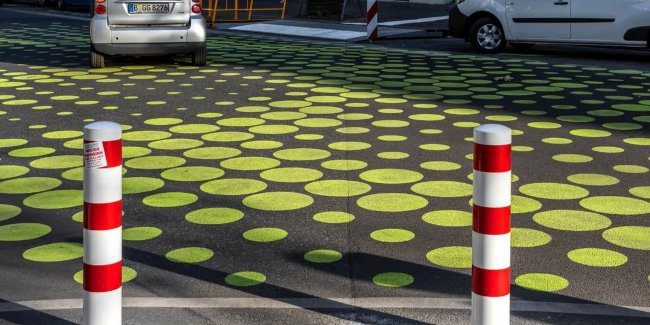 Автоновини: на дорогах Європи з’явилася незвична кольорова розмітка