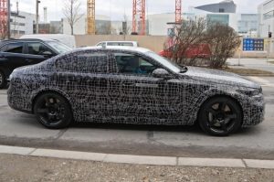 Гібридний BMW M5 вже на дорогах