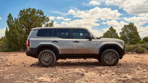 Компанія Toyota готує до запуску зменшену модель Land Cruiser (фото)