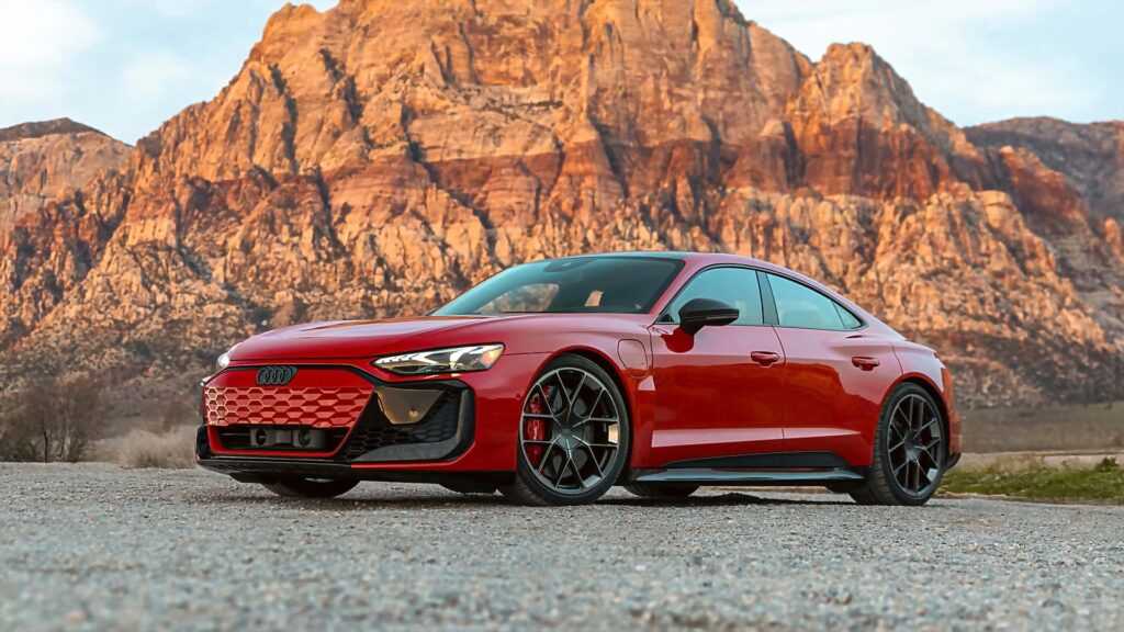 Представлено перший тест - драйв оновленого седану Audi RS e-tron GT