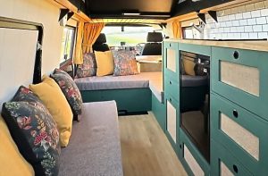 Легендарний Pinzgauer 1991 став потужним автодомом: екс-пожежний позашляховик перетворили на кемпер для подорожей
