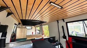 Легендарний Pinzgauer 1991 став потужним автодомом: екс-пожежний позашляховик перетворили на кемпер для подорожей
