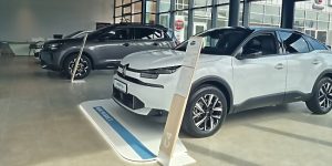 Автоновини, які здивують навіть експертів: рідкісне ретро на аукціоні, нетверезий водій рейсу Київ-Афіни та новий автосалон Stellantis
