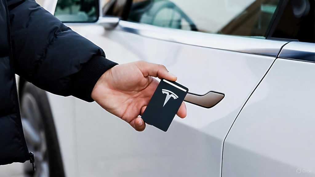 Tesla припиняє надавати безкоштовні ключ-карти для нових Model 3 та Model Y