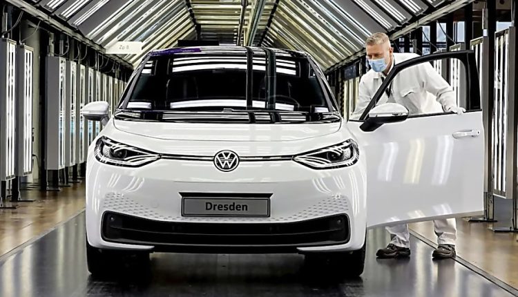 Volkswagen зупиняє виробництво Golf через дефіцит чипів